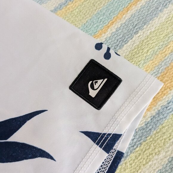 ⭐ Quicksilver Hibiscus Navy/White Boardshorts Size 36 - Picture 4 of 9